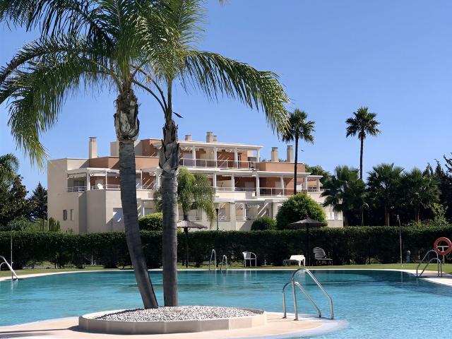 Apartamento en planta media situado en una urbanización bell. 93m² Estepona