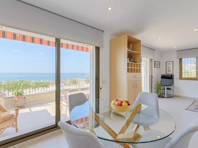 Apartamento en primera línea de mar en Rosas con magníficas. 95m² Rosas