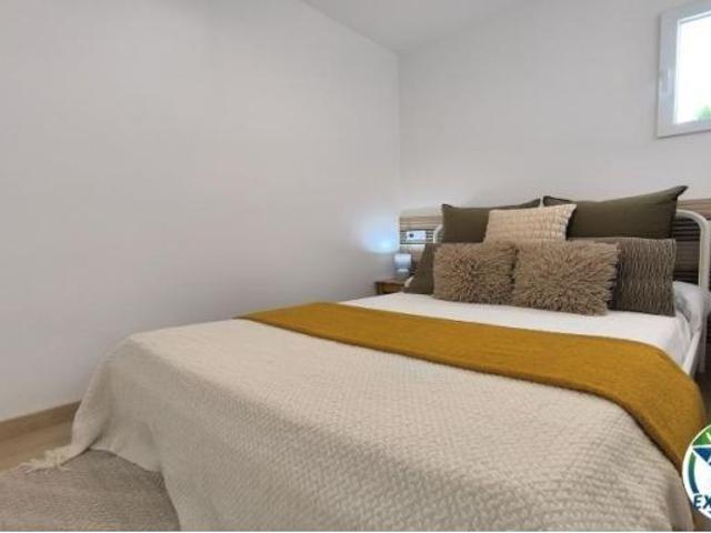 Apartamento en Primera Línea de Mar, Reformado, con Terraza y Vistas al Mar