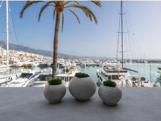 Apartamento en Primera Línea de Puerto Banús – En Venta y Alquiler