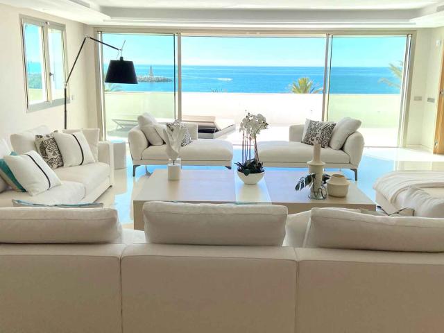 Apartamento en primera línea de playa con vistas al mar en Puerto Banús, Marbella en venta