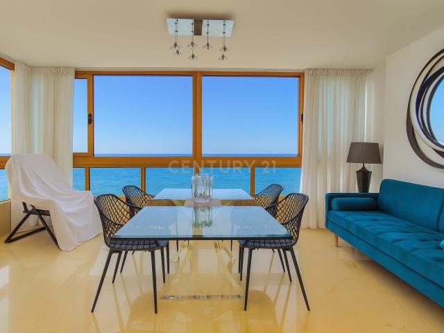 Apartamento en primera línea de playa con vistas al mar, parking y trastero en Calpe
