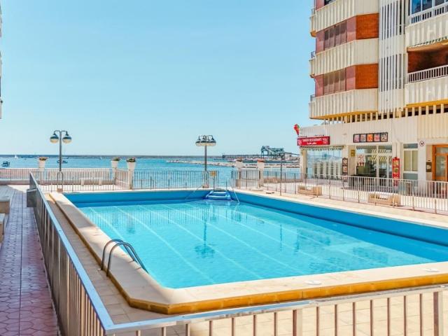 Apartamento en primera línea de Playa del Acequión con piscina comunitaria, en Torrevieja