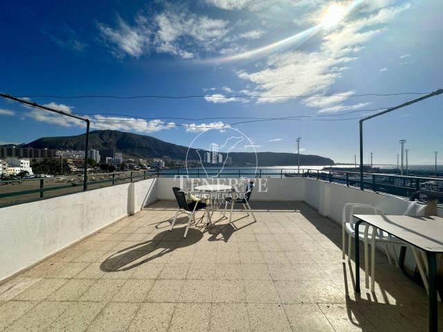 Apartamento en Primera Línea de Playa en Los Cristianos – Vistas Despejadas al Mar y Terraza Comunitaria