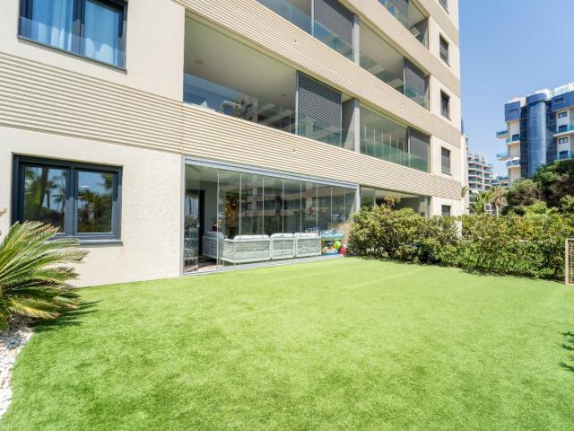Apartamento en primera línea de playa, en planta baja y con jardín privado en Punta Prima