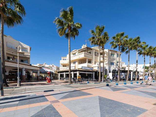 Apartamento en Puerto Marina con porche & A/A a