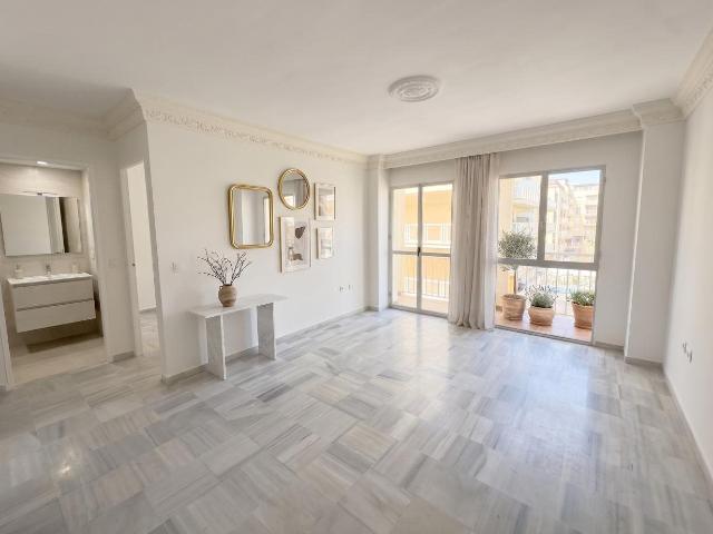 Apartamento en San Luis de Sabinillas, Junto Al Mar, con la. 61m² San Luis de Sabinillas
