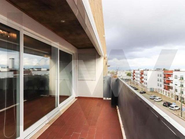 Apartamento espaçoso com excelente luminosidade e varanda