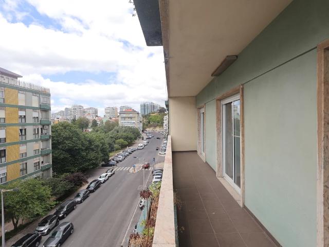 Apartamento espaçoso no Restelo: luz natural, varandas e carácter único