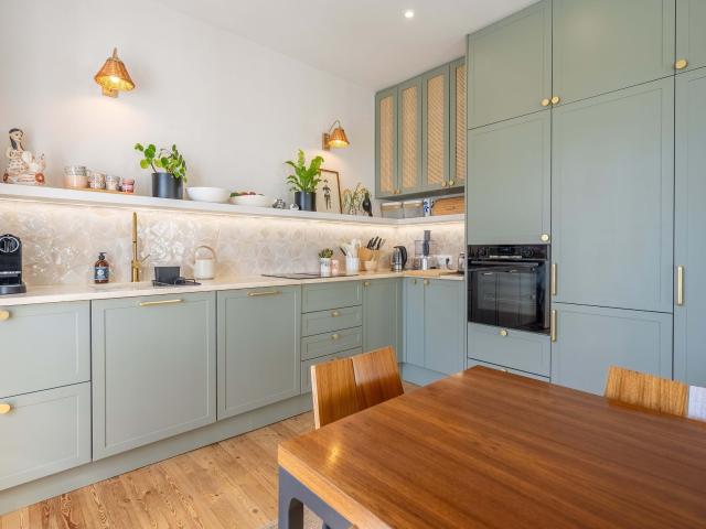 Apartamento Espaçoso Reformado de 3+1 Quarto com Luz Natural e Área Externa próximo a Graça, Lisboa