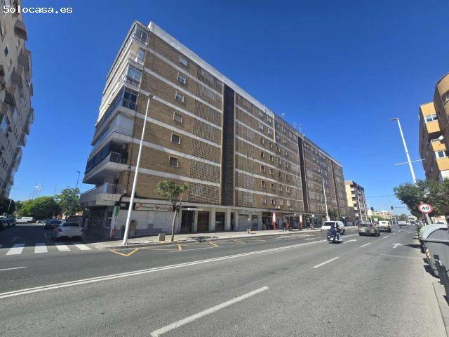 Apartamento espacioso, 3 dormitorios, 1 baño, aparcamiento, piscina, con magnificas vistas frontales