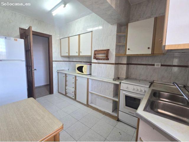 Apartamento espacioso, 3 dormitorios, 1 baño, aparcamiento, piscina, con magnificas vistas frontales