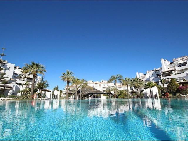 Apartamento espacioso en planta baja frente a la playa, pase. 155m² San Pedro de Alcántara