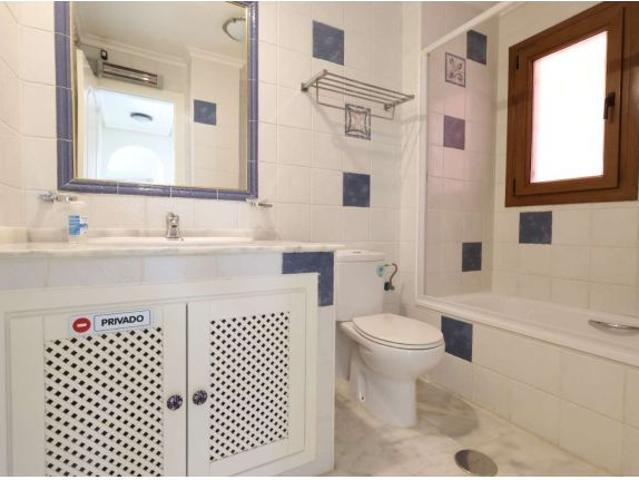 APARTAMENTO ESQUINERO EN PLANTA BAJA FRENTE A LA PISCINA EN VILLAMARTÍN PAU 8 – LUMINOSIDAD, CONFORT