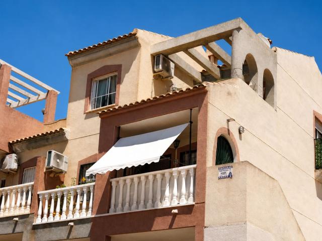 Apartamento esquinero luminoso y espacioso de dos plantas aprox. 90 m2 plantas 1 y 2 con gran terraza en la planta baja, 3 balcones 2 al sur y 1 al norte y una gran piscina comunitaria