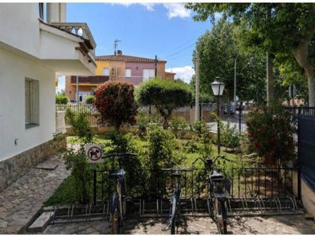 Apartamento esquinero reformado con terraza, piscina y licencia turística en