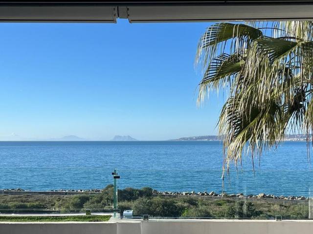 Apartamento Exclusivo Totalmente Reformado Frente al Mar en. 101m² Estepona