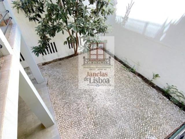 Apartamento fantástico, T5 com terraço grande. Muito soalheiro. Junto ao Marquês de Pombal e Avenida da Liberdade