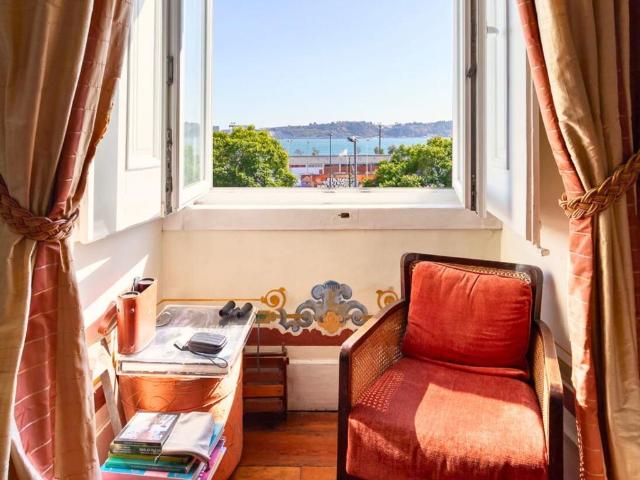 Apartamento frente ao rio Tejo, madeira, tetos altos e imens. 240m² Estrela