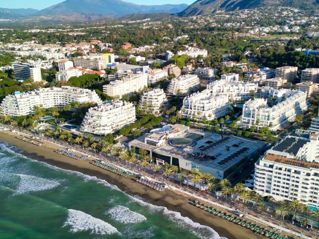 Apartamento Grand Corner a pocos pasos de la playa en Cipreses del Mar Marbella Centre