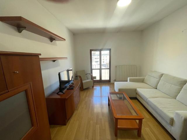 Apartamento ideal para singles o parejas. De un dormitorio de 15m2 y salón cocina, completamente exterior a la Iglesia de San Pablo. Vistas increíbles