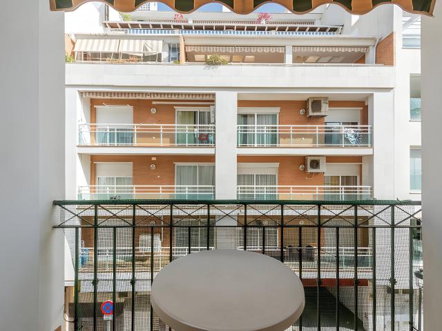 Apartamento impecable a solo pasos de la playa en el corazón. 100m² Estepona