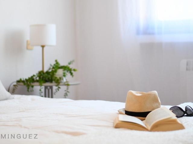 APARTAMENTO JUNTO AL MAR CON PISCINA EN URBANIZACIÓN PRIVADA EN CAMPOSANCOS
