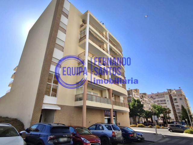 Apartamento localizado em Armação de Pêra com piscina