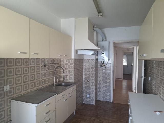 Apartamento localizado junto à estação de metro Alfornelos