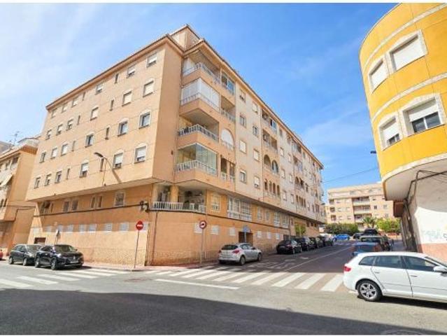 APARTAMENTO LUMINOSO CON PISCINA Y TERRAZA A 800 M DEL MAR EN TORREVIEJA – IDEAL INVERSIÓN O VIVIEND