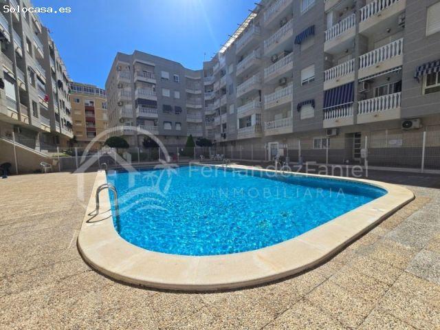 Apartamento luminoso con piscina, zonas verdes y balcón acristalado en