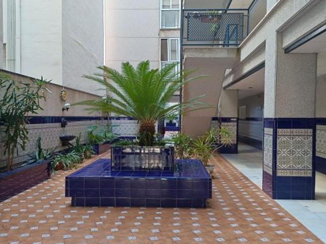 Apartamento luminoso de 2 dormitorios con amplia terraza, buen estado y cerca del mar