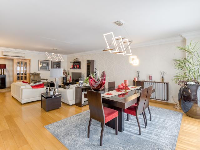 Apartamento mobiliado de 4 quartos em Restelo