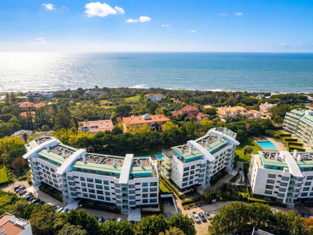 Apartamento mobiliado de dois quartos em condomínio de luxo com vista para o mar Cascais