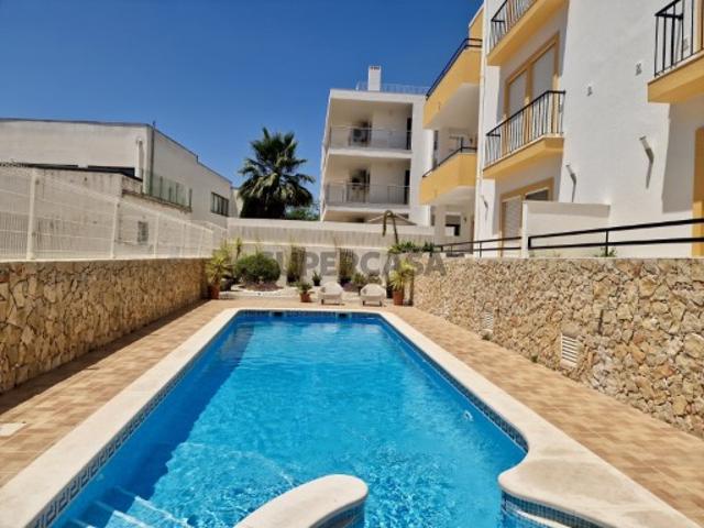 APARTAMENTO MODERNO COM DOIS QUARTOS, GARAGEM E ACESSO À PISCINA