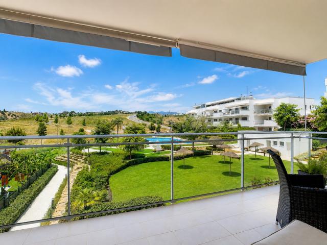 Apartamento moderno con gran terraza, piscina y garaje en El Lagar – La Cala de Mijas