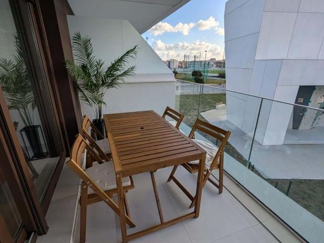 Apartamento moderno de tres dormitorios en la ciudad de Estepona