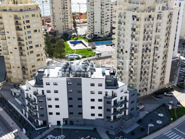 Apartamento moderno, em construção, com garagem e elevador no centro de Armação de Pêra