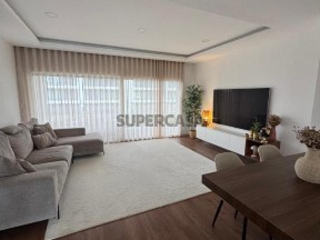 Apartamento Moderno em Seixal com Garagem Box