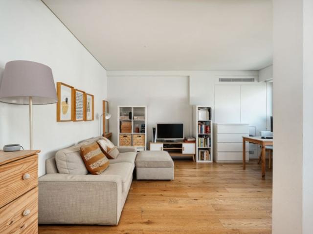 Apartamento Moderno T2 com Elevador, Garagem e Arrecadação na Estrela, Lisboa