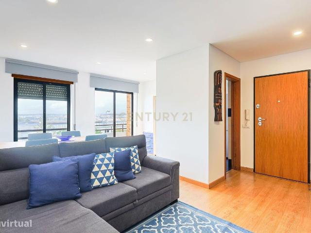 Apartamento moderno T3 com parqueamento e arrecadao!