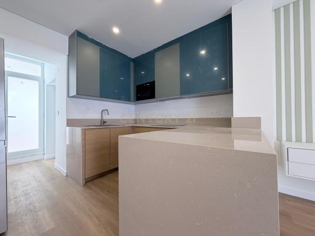 Apartamento Moderno Totalmente Remodelado com Logradouro em Moscavide