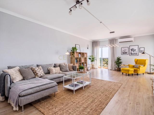 Apartamento Morderno T4 com Vista Mar, Elevador, Garagem e 166 m² em Estoi