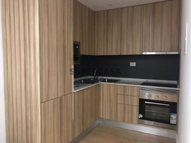 Apartamento na Av. dos Combatentes com vista rio e desafogada sobre a cidade