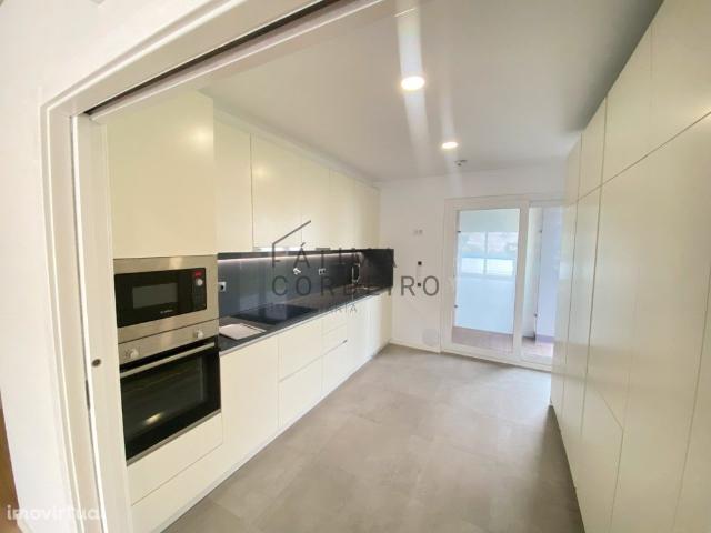 Apartamento Novo a Estrear na Cova Piedade, com Terrao e Parqueamento