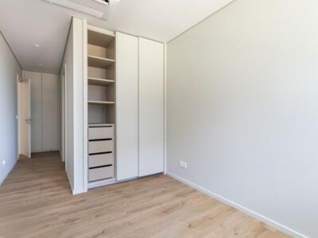 Apartamento Novo T1 em Condomínio de Luxo Monview com Piscina, Jardim e 2 Parking Slots