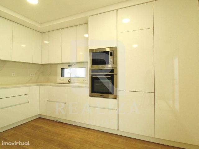 Apartamento novo T3 com elevador, arrecadao e varanda em Cruz de.