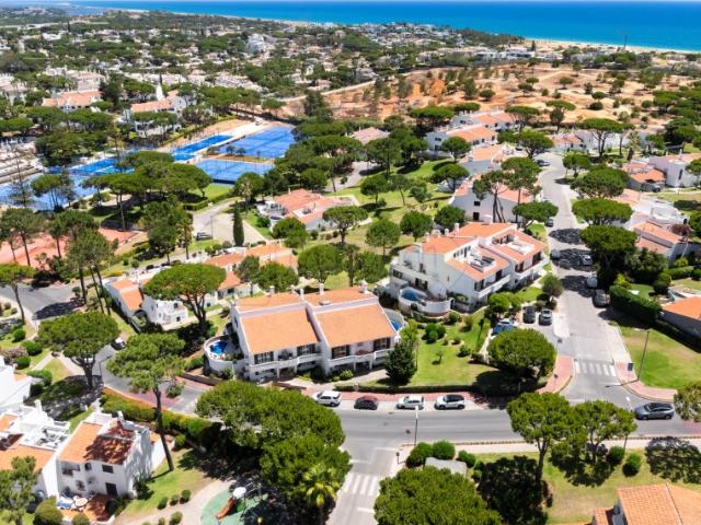Apartamento numa zona de luxo com 2 quartos, com planta original de três quartos, em Vale do Lobo