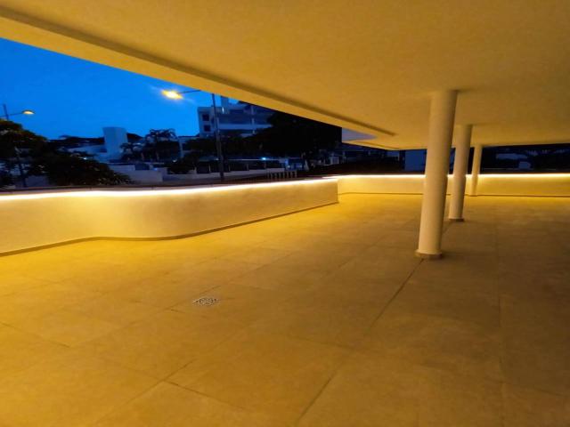 Apartamento nuevo y moderno en venta en Estepona