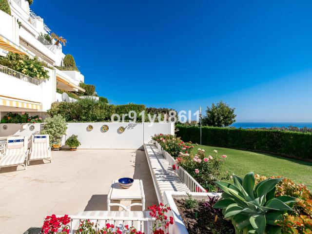 Apartamento orientado al sur en Las Lomas de Marbella Club c. 310m² Marbella
